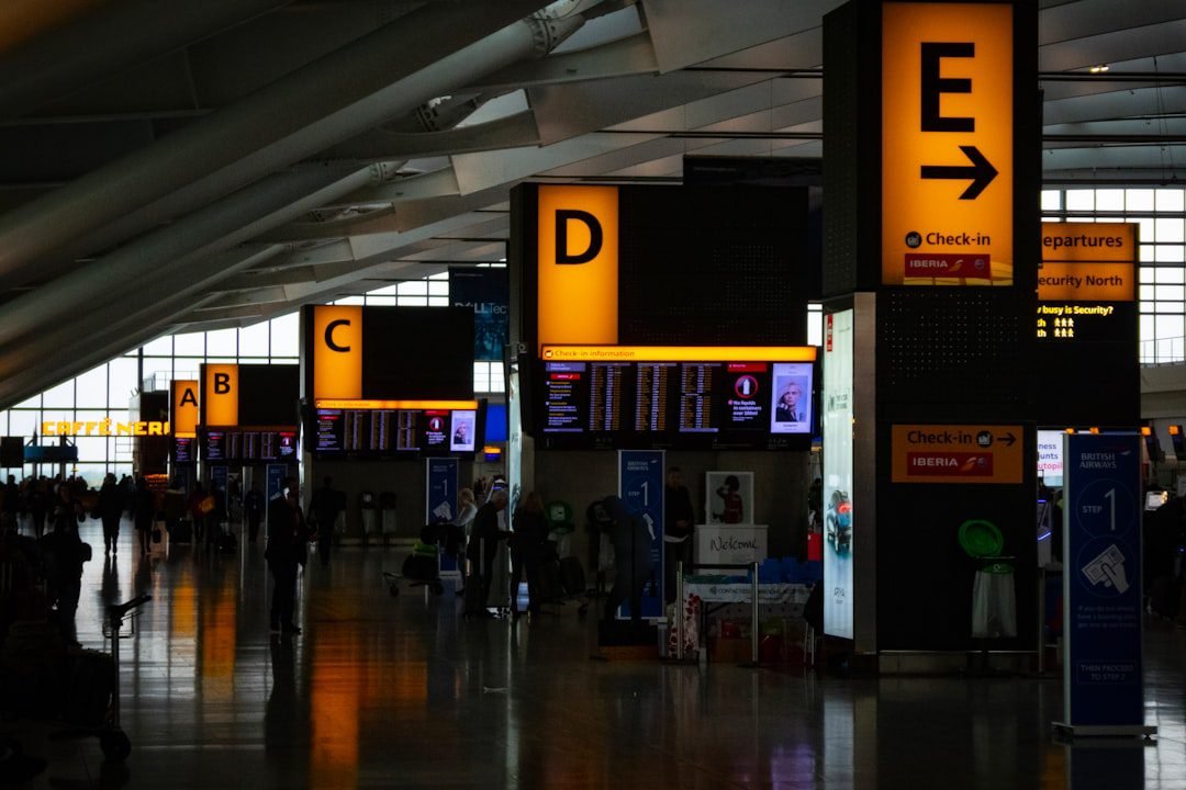 saguão de aeroporto e portões de embarque