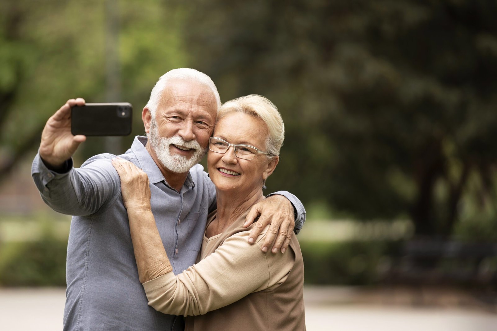 casal aposentado tirando selfie