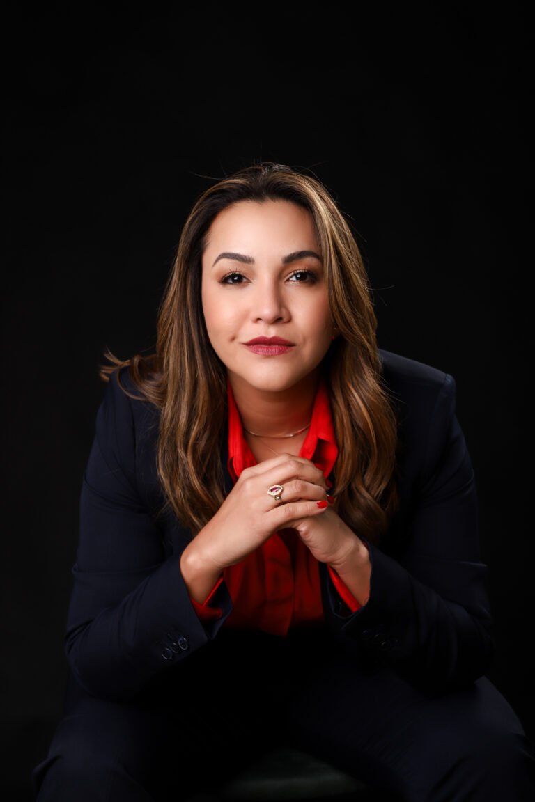Advogada Elaine Brito - Especialista em Imigração